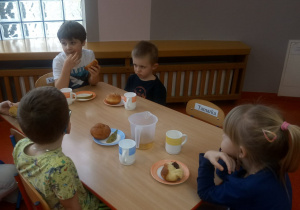 dzieci degustują pączki